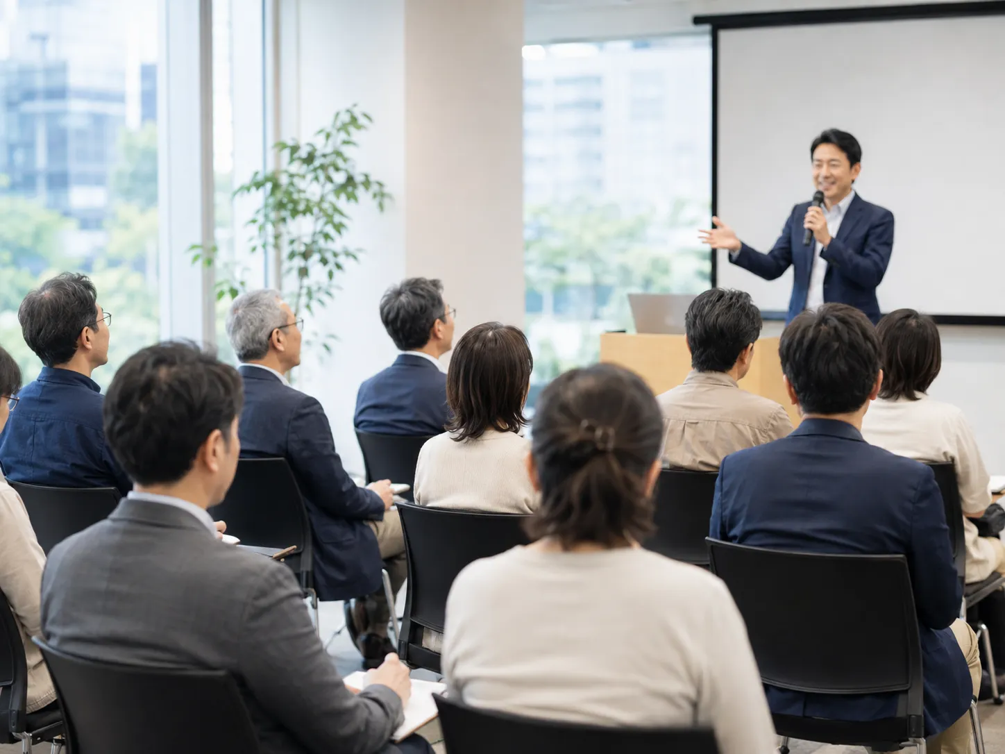 会社主催の講演会に参加する社友の様子